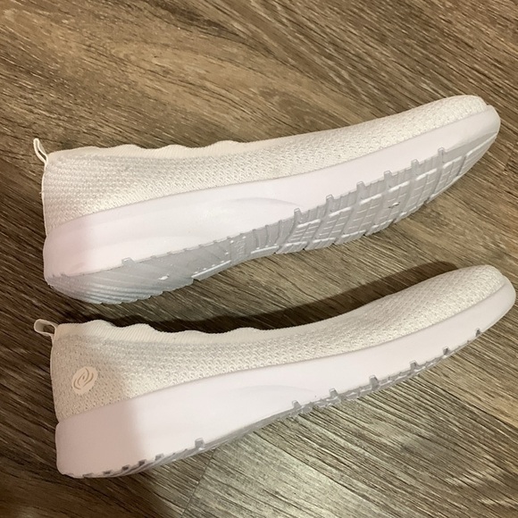 Apana inhale/exhale silver and white ballet flats, size 8 1/2 - Picture 4 of 8